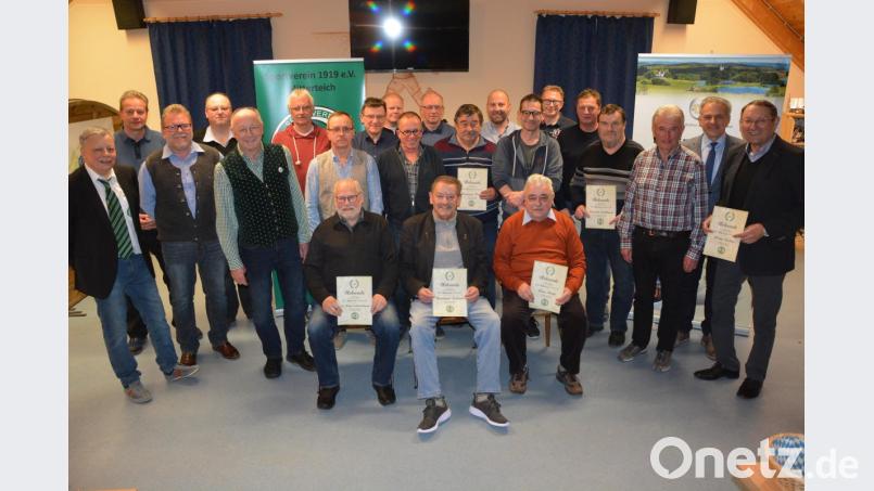 Die Jubilare, die seit 25 und 40 Jahren dem SV Mitterteich angehören, mit SV-Vorsitzendem Roland Eckert (links) und Bürgermeister Roland Grillmeier (Zweiter von rechts). Bild: jr