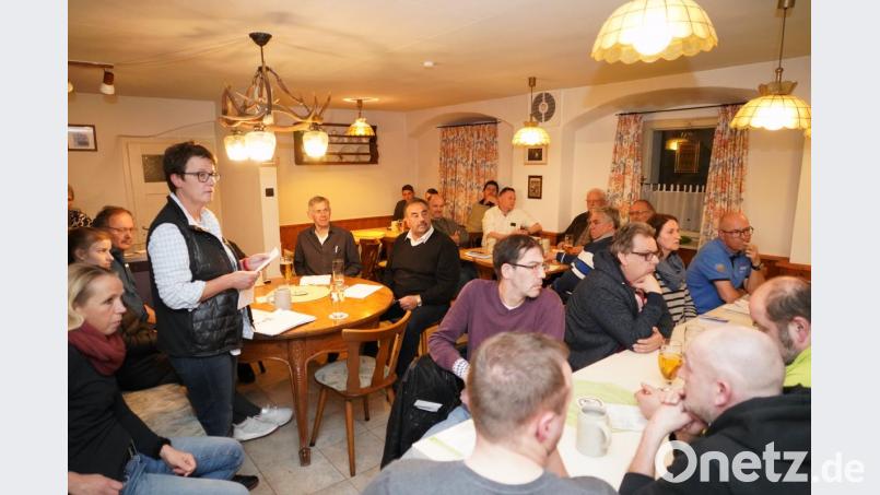 Petra Reil (stehend) von der Gemeindeverwaltung koordiniert die einzelnen Termine mit den Vereinsvertretern. Bild: fvo