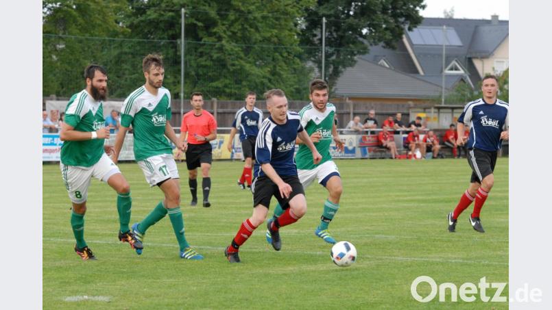 Louis Lang (rechts, grünes Trikot) verstärkt in der Rest-Spielzeit den TSV Konnersreuth. Der Mittelfeldspieler kehrte vom SV Mitterteich zurück zu seinem Heimatverein. Bild: gb