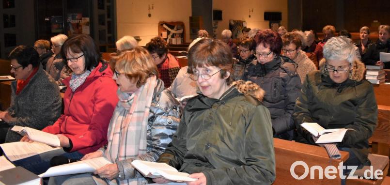 Der Katholische Frauenbund betet in der Friedenskirche den Meditativen Kreuzweg aus der Perpektive Jesu. Bild: rgr