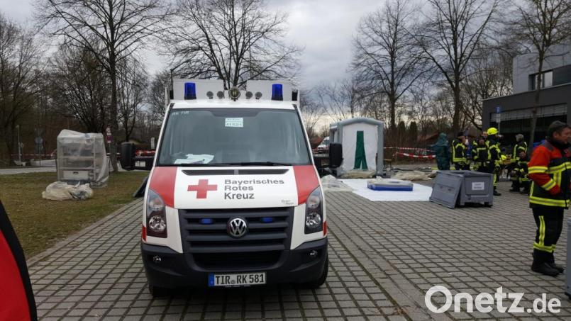 Neben der Kemnather Fachgruppe „CBRNE“ sind am Mittwoch noch vier weitere nach Straubing zum Ammoniakunfall bei der dortigen Eishalle beordert worden. Bild: mde
