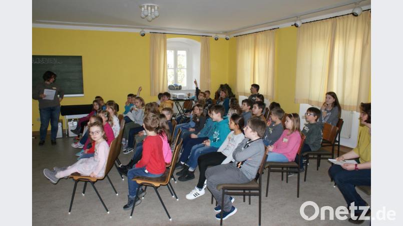 Kinder der evangelischen Kirchengemeinde und der katholischen Pfarrei feierten gemeinsam einen kindgerechten Weltgebetstag im evangelischen Gemeindehaus. Bild: sei