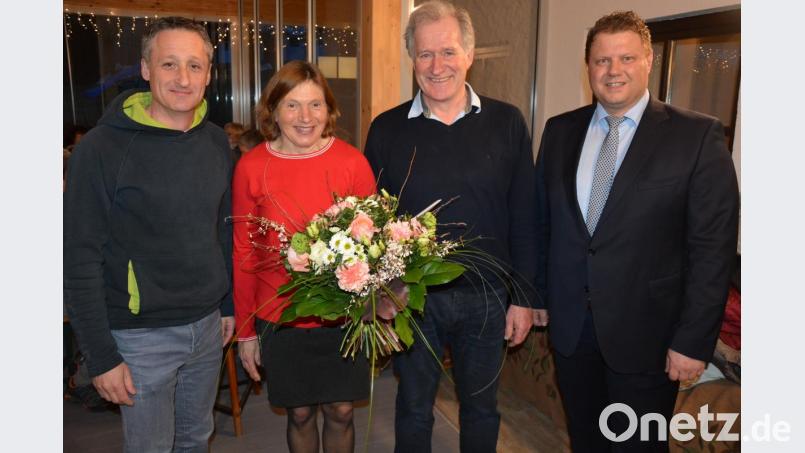 Monika Bauernfeind feierte am Dienstag ihren 60. Geburtstag. Dazu gratulierten neben Ehemann und TuS-Präsident Anton Bauernfeind (Zweiter von rechts) auch Zweiter Bürgermeister und TuS-Vizepräsident Stefan Grillmeier (rechts) sowie Thomas Schiffmann im Namen der Ski-Kollegen. Bild: jr