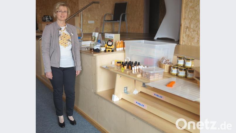 Apothekerin und Imkerin Corinna Stoiber betonte die Wichtigkeit der Bienen und verriet den Imkern viele Neuigkeiten. Sie hatte auch viel Anschauungsmaterial dabei. Bild: weu