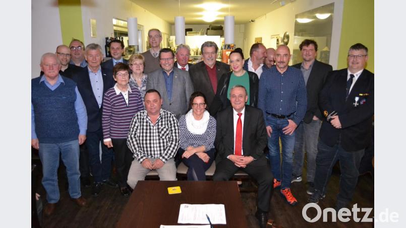 Die drei Vorsitzenden Klaus Kunz, Ilona Forster und Kurt Seggewiß (sitzend, von links) mit den anderen Führungskräften des Schwimmvereins und den Ehrengästen. Bild: hcz