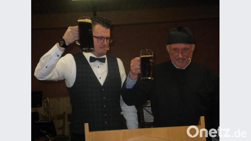 Für tolle Stimmung sorgen der Gesandte aus Rom (rechts) und sein Dolmetscher Doddo. Bild: ibj