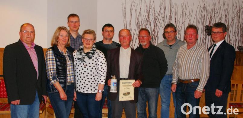Bürgermeister Martin Birner (rechts) und Sportbeauftragter Herbert Wartha (daneben) zeichneten langjährige Mitglieder aus. Bild: agr