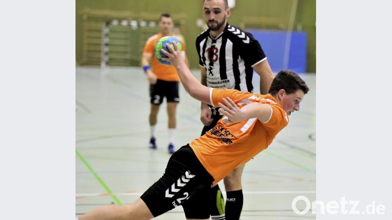 Lucas Kührlings (vorne) im Anflug auf das gegnerische Tor. Der Amberger ist einer von vier HG-Spielern in den Top 20 der Bezirksliga-Torjäger. Bild: Hubert Ziegler