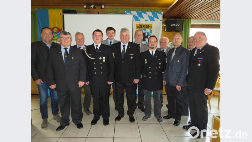 Vorsitzender Heinrich Scheidler (Zweiter von links), Stellvertretender und Ehrenkreisvorsitzender Alfons Betzl (Sechster von links) mit dem neuen Kreisvorstand des BSB. Dritter Bürgermeister Heribert Schubert (links) und Bezirksvorsitzender Horst Embacher (rechts) gratulieren den Gewählten. Bild: adj