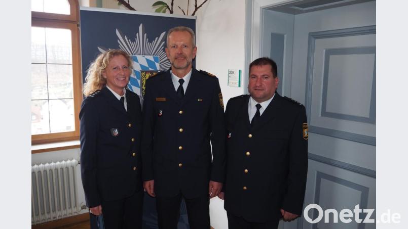 Sabine Roidl löst Roland Heldwein (rechts) in seiner Funktion als zeitlich befristeter Leiter der Nabburger Polizeiinspektion ab. Polizei-Vizepräsident Thomas Schöniger verabschiedete Heldwein und stellte die Nachfolgerin vor. Bild: bl