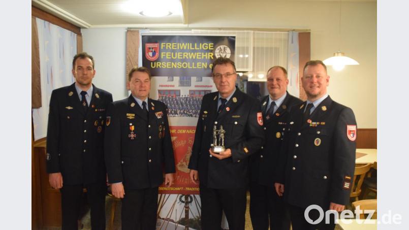 Rudi Kummert (Mitte) ist seit 20 Jahren als Atemschutzwart im Vorstand der Feuerwehr Ursensollen. Dafür wurde er nun mit der Vereinsnadel in Bronze geehrt. Bild: exb