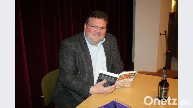 Krimi-Autor Fabian Borkner nahm seine Zuhörer zu den Bergfesten im Landkreis Amberg-Sulzbach mit, wo Menschen auf eine geheimnisvolle Weise zu Tode kommen. Bild: lg