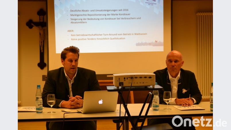 Jonas Seidl, Geschäftsführender Gesellschafter (links), und Ralf Brodnicki, Geschäftsführer Marketing und Vertrieb, von Kondrauer Mineralbrunnen stellten die Pläne für die Verlagerung der Produktion nach Naila vor. Bild: rti