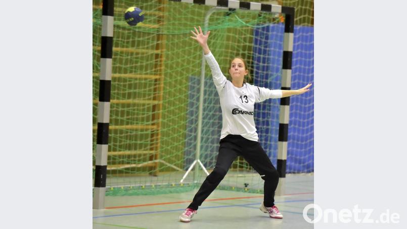 Den Amberger Torhüterinnen Hannah Ludwig (Bild) und Laura Porst wird wohl so manches Mal der Ball um die Ohren fliegen. Sie bekommen es mit der Oberviechtacherin Tina Lottner zu tun, die im Schnitt 11,25 Tore pro Partie wirft. Bild: Hubert Ziegler