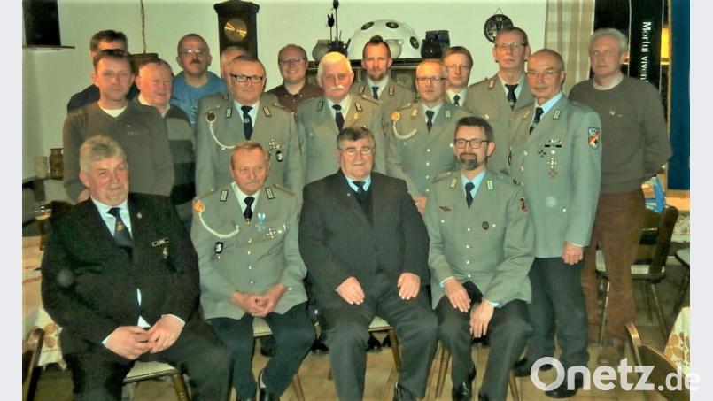 Viele Mitglieder werden in der Hauptversammlung der Krieger- und Reservistenkameradschaft geehrt. Friedrich Hermann (sitzend, Zweiter von links) wird mit dem selten vergebenen Großkreuz am Bande des Bayerischen Soldatenbundes ausgezeichnet. KRK-Vorsitzender Bernhard Faltenbacher (sitzend, rechts), sein Vize Reinhard Welzl (rechts, dahinter) und Johann Hipke (stehend, hinter Hermann) erhalten das Verdienstkreuz zweiter Klasse für ihren jahrelangen Einsatz in der Kameradschaft. Bild: jml