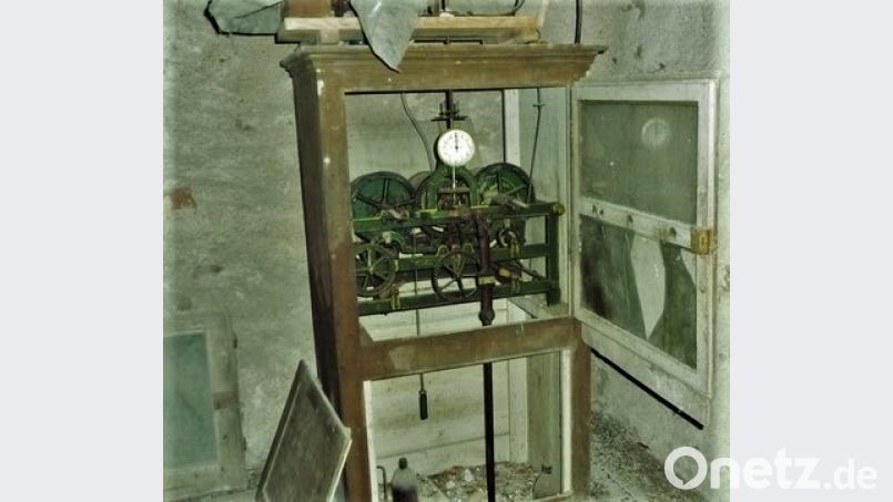 Bis jetzt dämmert das alte Gangwerk der Kirchturmuhr an einer staubigen Stelle im Gemäuer vor sich hin. OWV-Mitglied Bernd Bauer will das ändern. Bild: exb