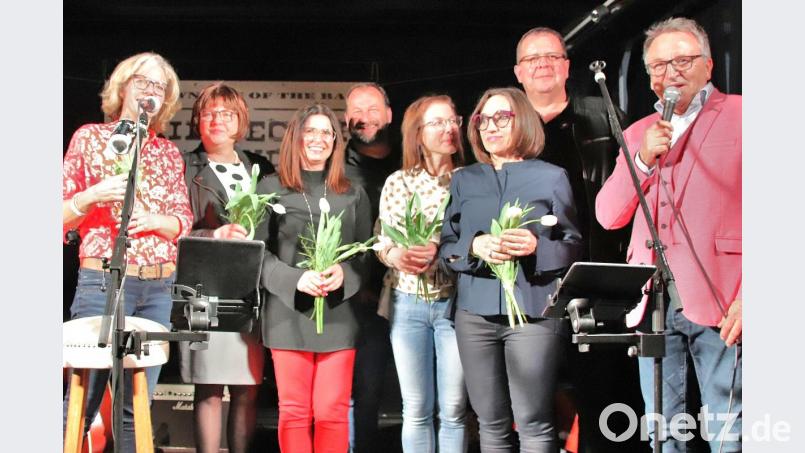 Josef Beer (rechts) verteilte weiße Tulpen als Dank an die Organisatoren und Verantwortlichen für den zwölften Kunst-und-Kulinaria-Abend, der im Sperl-Stadl in Fronberg über die Bühne ging. Bild: Thomas Dobler