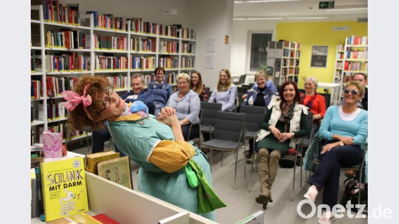 &quot;Putzfrau Ilona&quot; zeigte sich nicht nur belesen, sondern auch sehr gelenkig, als sie ihren Auftritt in der Stadtbibliothek absolvierte. Bild: Thomas Dobler