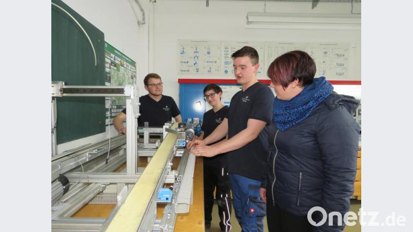 Die Auszubildenden Fabian Bauer, Anna Lorenz und Marco Weigl (von links) zeigen Anna Toman eine Konstruktion, die sie in der Ausbildung selbstständig entwickelt haben. Bild: ubb