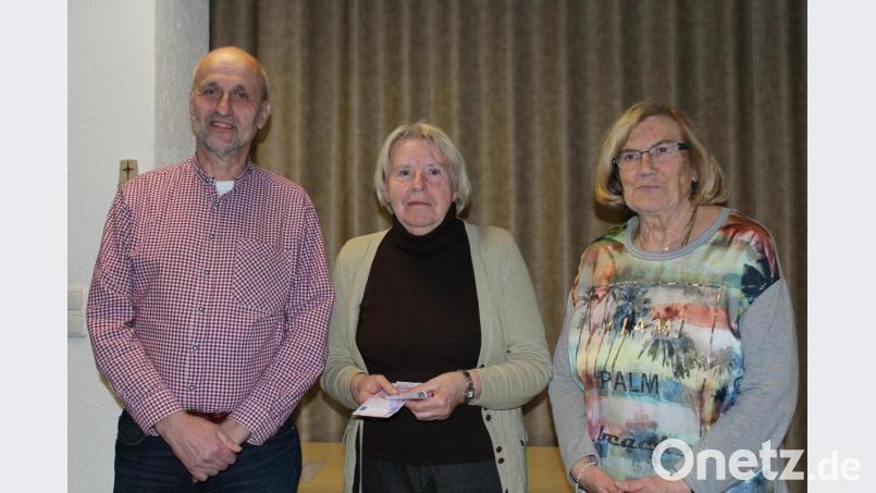 Im Namen der Kunden des Archeladens dankt Lotte Mura (Mitte) für die Spende der Kolpingsfamilie in Höhe von 1000 Euro, überreicht durch Annemarie Hartmann und Herbert Appl. Bild: cs