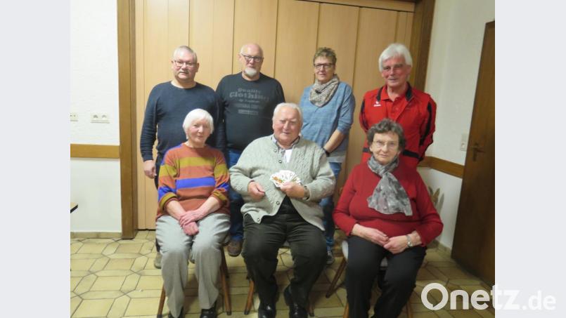 Sportwart Alfons Foitzik (hinten rechts) gratuliert Waltraud Söllner, Josef Birkner, Sieglinde Bayer (sitzend von links), Erwin Mayer, Helmut Porsch und Gisela Kindler (hinten von links). Bild: jzk