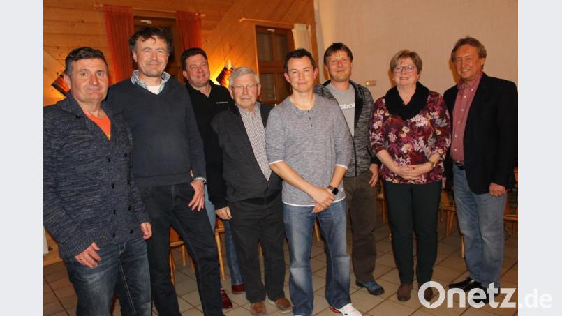 Der neue Vorstand des TC Waldershof (von links): Sportwart Gerald Heinl, Kassier Rainer Härtl, Zweiter Vorsitzender Olaf Korf, Kassenprüfer Hermann Greger, Jugendwart Claus Combe, Trainer Karel Denk, Dritte Bürgermeisterin Gisela Kastner und Vorsitzender Herbert Pscherer. Bild: fphs