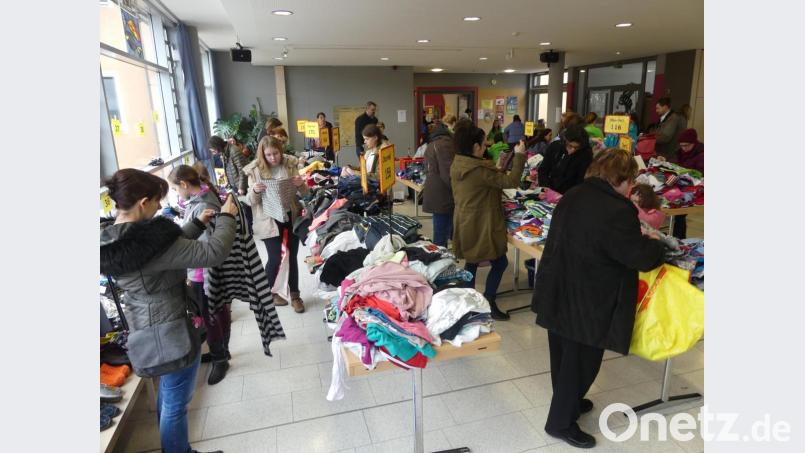 Sie sind die Ersten, die in der zu einem Flohmarkt-Warenhaus umfunktionierten Aula nach Schnäppchen suchen. Bild: rn