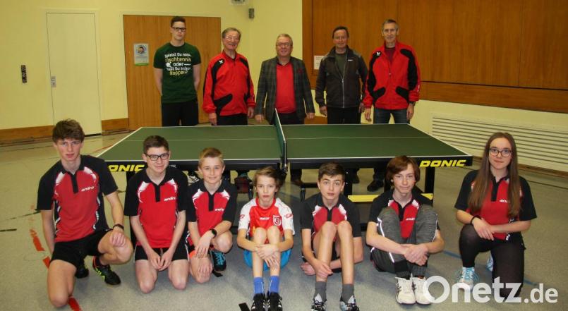 Die Spende von Toni Dutz kann ab sofort von den Tischtennisspielern genutzt werden. Im Bild – neben der TB-Jugend – Übungsleiter Daniel Klinger, Spartenleiter Beppo Sertl, Toni Dutz und die Übungsleiter Siegfried Thoma und Markus Schäffler (von links). Bild: wro