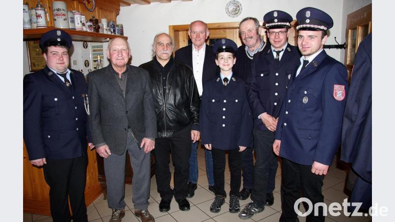 Kommandant Roland Lindner (links) sowie Vorsitzender Matthias Lindner, Zweiter Vorsitzender Stefan Mayerhöfer und Zweiter Bürgermeister Bernhard Schuller (von rechts) gratulierten Johann Schuller, Jeff Beer und Engelbert Weis (ab Zweiter von links) zur langjährigen Mitgliedschaft. Freude herrschte bei der Gumpener Wehr auch über Jung-Mitglied Benjamin Schön (Vierter von rechts). Bild: wro