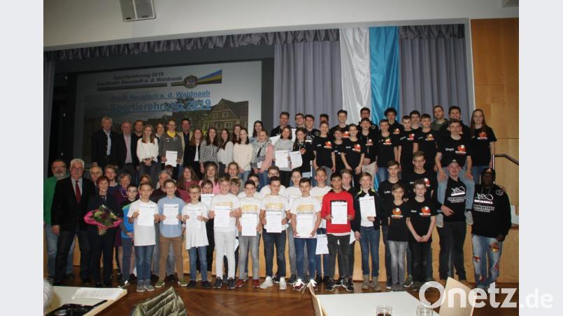91 meist jugendliche Sportler in neun Teams, zwei Einzelsportler und zwölf Sportler, die mehrfach das Sportabzeichen abgelegt haben wurden von der Stadt Neustadt in der Stadthalle für ihre herausragenden Leistungen geehrt. Bild: prh