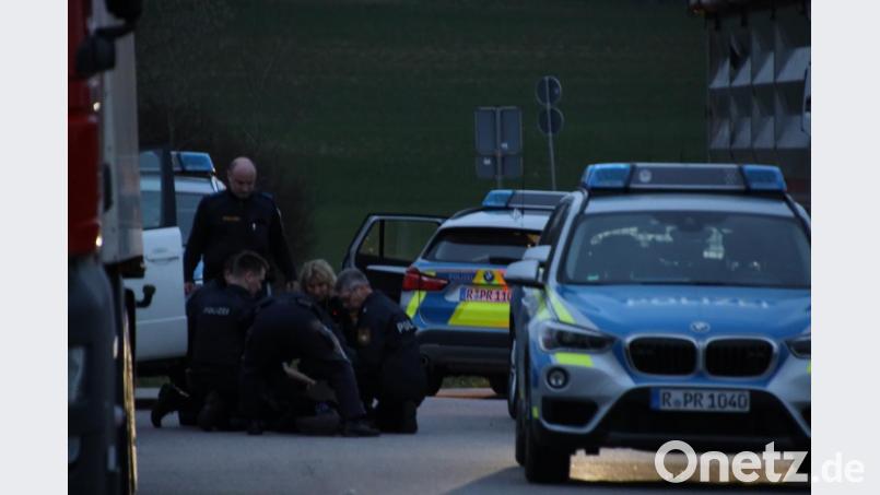 Polizisten fixieren den betrunkenen Autofahrer am Boden Bild: Alexander Auer