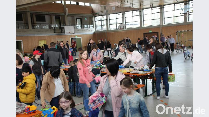 Der Andrang war groß beim Fahrrad- und Spielzeugbasar von Kolping und Kindergarten und so manches Schnäppchen konnte erstanden werden. Bild: frd Bild: frd