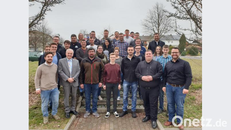 Georg Redl junior (vorne, Zweiter von rechts) ist der Vorsitzende des wieder gegründeten JU-Ortsverbandes. Ihn und den weiteren Vorstandsmitgliedern gratulieren unter anderem die Kreisvorsitzenden Matthias Grundler (rechts) und Michael Dutz sowie CSU-Ortsvorsitzender und Bürgermeister Günter Kopp (vorne von links) Bild: exb