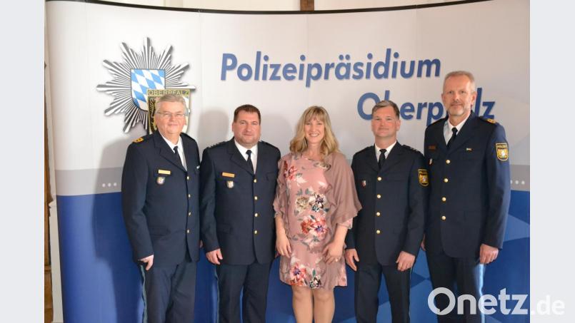 Die PI Waldsassen hat mit Roland Heldwein (Zweiter von links) einen neuen Dienststellenleiter. Dazu gratulieren (von links) Polizeipräsident Gerold Mahlmeister, Ehefrau Beatrix Heldwein, Vorgänger Markus Damm und Polizeivizepräsident Thomas Schöniger. Bild: rti