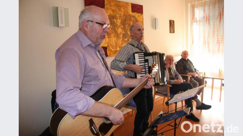 Die „Zweitakter“, Harald Fleck und Winfried Weiß (von links), spielen auf. Bild: wro