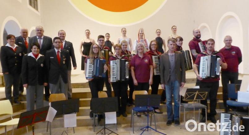 Gruppenbild aller Beteiligten mit (hinten von links) Schirmherrin Luber, BRK-Bereitschaftsleiter Kincl, Schirmherr Höher sowie Organisator Goeldner (vorne Dritter von rechts). Bild: fsb