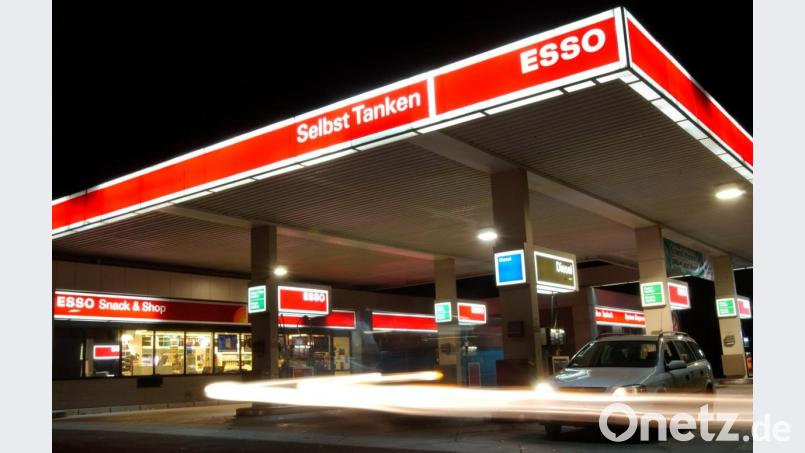 Esso will bald auch Burger anbieten Bild: Frank May/dpa