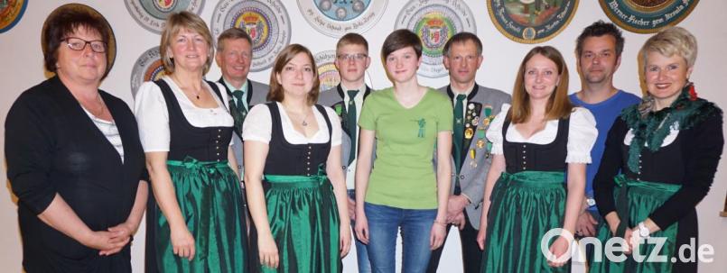 Die Hüttenschützen Massenricht wählen einen neuen Vorstand (von links): Rosa Pröls, Vorsitzende Anita Zirnig, Martin Rumpler, Katrin Wisneth, Jonas Wisgickl, Silke Reichl, Klaus Reichl, Kathrin Lautenschlager, Marco Trummer und Ulrike Berndt. Bild: exb