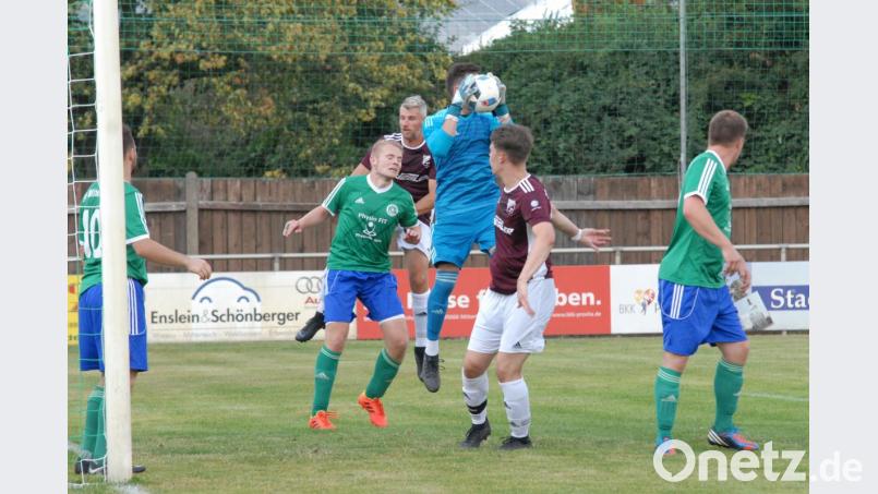Im Strafraum des SV Mitterteich II (im Bild fängt Keeper Michael Schultes einen Eckball im Hinspiel ab) wird es am Samstag wieder heiß hergehen. Die Landesliga-Reserve muss nach Steinmühle. Bild: gb