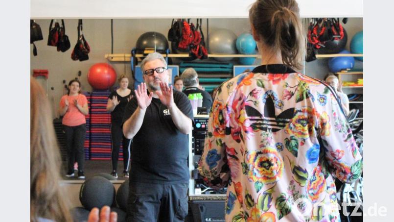 Abwehrhaltung einnehmen: Einen Schritt nach vorne, Hüfte leicht zur Seite drehen, Hände vor das Gesicht. Signalisierende Körpersprache und ein selbstbewusstes Auftreten halten Täter ab, weiß Krav-Maga- Trainer Alan Ribica. Bild: Dagmar Williamson, dwi