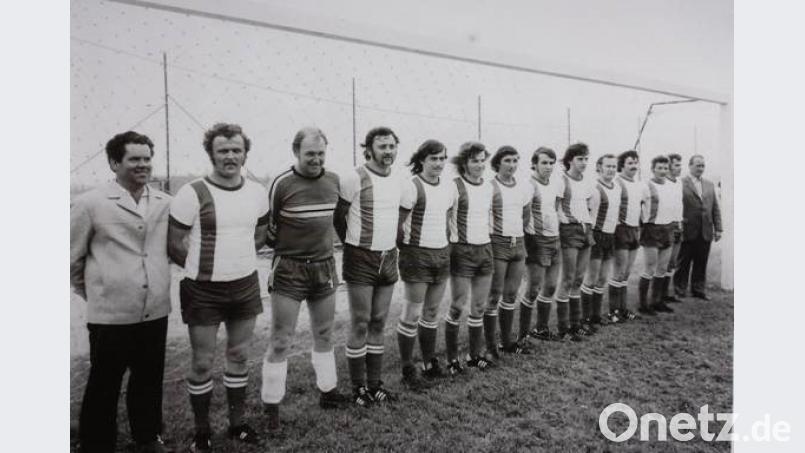 Die Mannschaft des TSV Theuern 1974 mit dem legendären Torwart Manfred Kaiser (Dritter von links). Bild: exb