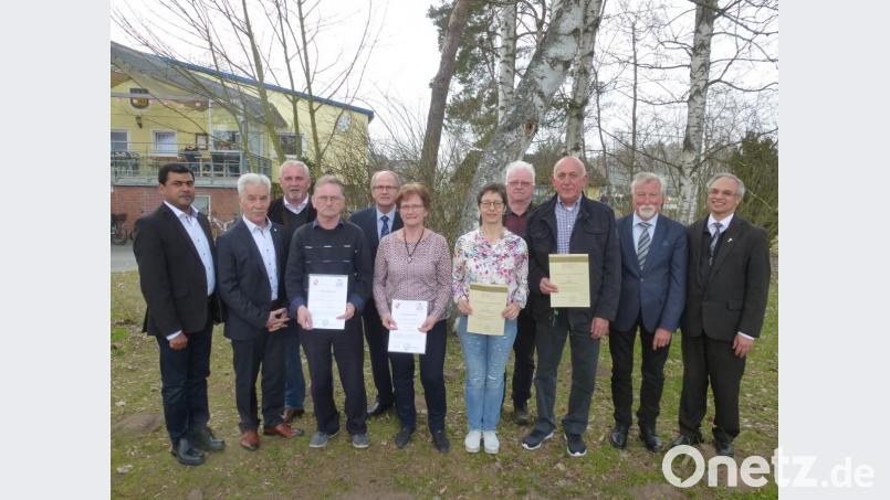 Den Chorsängern und ausgeschiedenen Kirchenverwaltungs-Mitgliedern danken Pfarrer Varghese Puthenchira, Hermann Bäumler (von rechts) sowie Pater Prince, Wolfgang Krauß, Bürgermeister Ludwig Biller und Dirigent Gotthard Betz (von links). Bild: bk