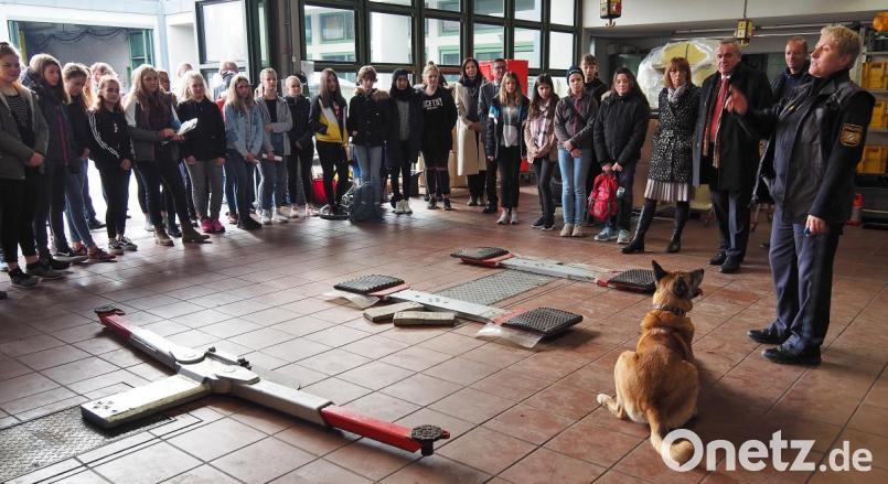 Diensthundeführerin Alexandra Gössl (Erste von rechts) beeindruckte zusammen mit Ihrem Gero die Besucher. Bild: Bühner