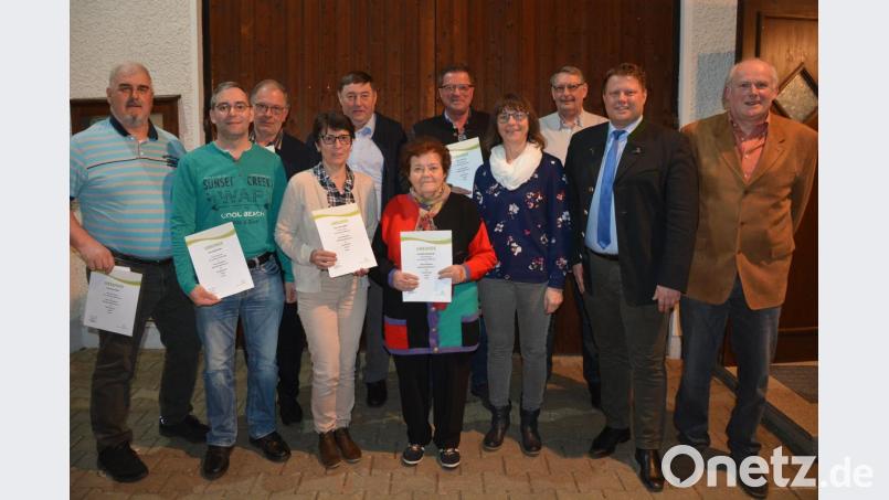 Langjährige Mitglieder zeichnete die Siedlergemeinschaft Pleußen bei ihrer Jahresversammlung aus. Im Bild (von links) Josef Burger, Christian Helm, Alfred Schaumberger, Sonja Gleißner (stellvertretend für ihren Mann Eduard), Johann Eckstein, Maria Schaumberger, Peter Sirtl, stellvertretende Vorsitzende Ulrike Schulhauser, Robert Nürbauer, Zweiter Bürgermeister Stefan Grillmeier und Vorsitzender Friedrich Bergmann. Bild: jr