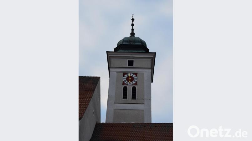 Das Schlagwerk der Kirchturmuhr wird auch künftig nicht abgestellt. Mit großer Mehrheit lehnte der Stadtrat einen entsprechenden Antrag ab. Bild: bnr