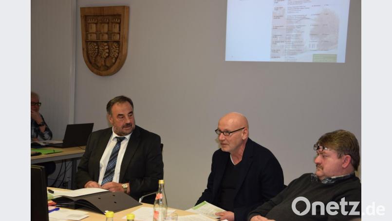 Uwe Peter (mitte), Leiter des Reha-Zentrums Oberpfalz, stellt im Marktrat zwei neue Projekte der Einrichtung vor. Bild: fla