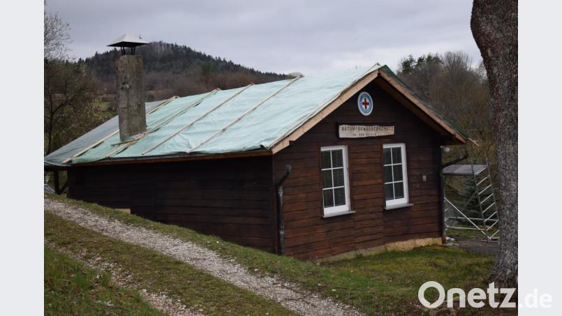 Derzeit ist das Dach der Wasserwachtshütte mit Planen abgedeckt. In einigen Wochen soll es fertig saniert sein.. Bild: wku
