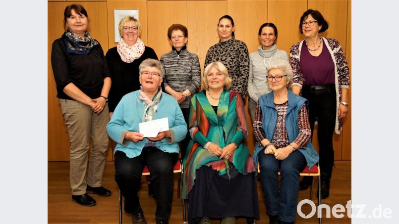 Die Vorsitzende des Frauenbunds Inge Trottmann (links, stehend) überreicht 400 Euro an Erna Hauer für die Rumänienhilfe. Bild: arw