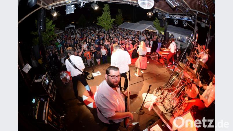 Die Auftritte der The Funky Blues Rabbits (hier bei der Beachparty im Hirschauer Freibad 2017) sind immer eine Garantie für Publikumsandrang. Bild: brü