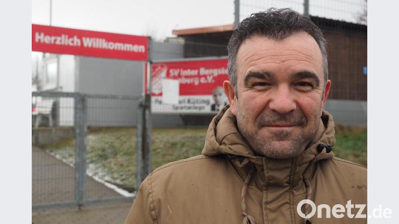 Metin Türksever auf dem Gelände des SV Inter Bergsteig Amberg, seiner "zweiten Heimat". Bild: ref